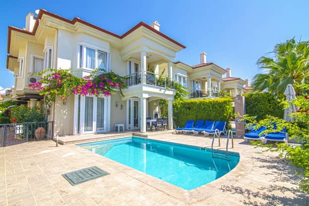 Вилла с 4 спальнями (собственный бассенй)